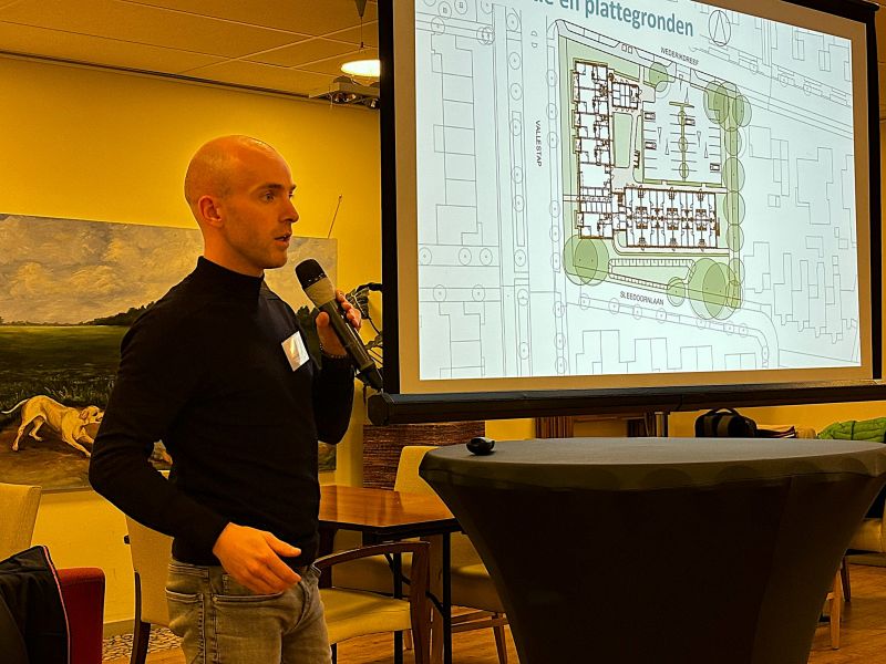 Mark Lepelaars geeft een toelichting op de plattegrond van de locatie