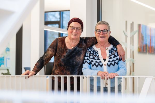 Tina en Jeanne tien jaar lid van huurdersplatform Helpt Elkander